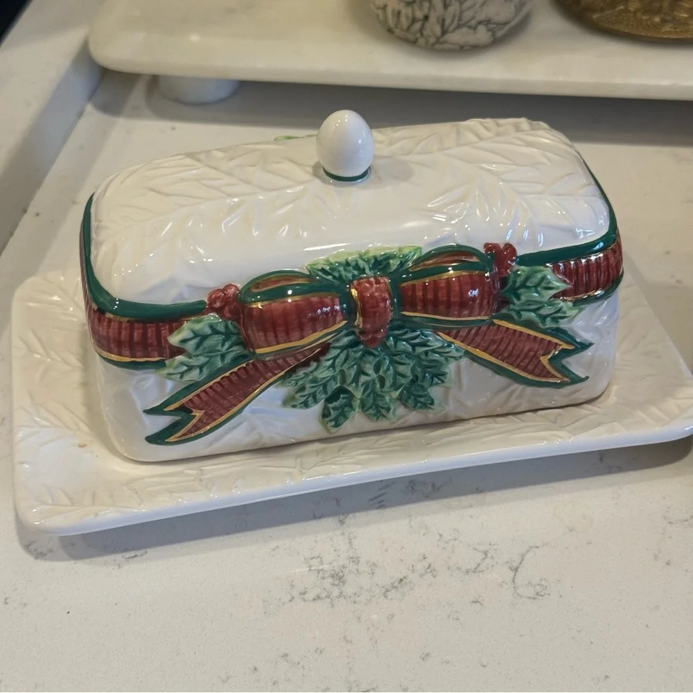 Deck the Holly by INSPIRADO DESIGNS 1/4 Lb Covered Butter Dish
